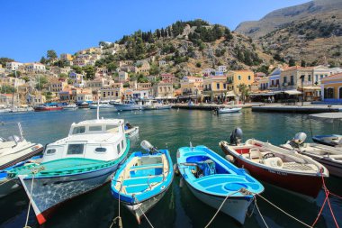  tekneler ve renkli evler ile küçük bir kasaba Symi 