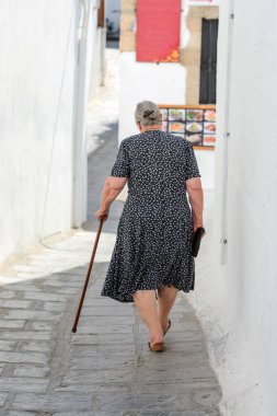 Bastonlu yaşlı bir kadın. 