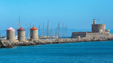 Yel değirmenleri ve Aziz Nicholas Kalesi 