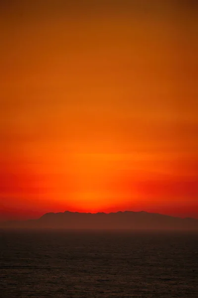 Pôr Sol Amarelo Dinâmico Mar Com Silhueta Montanhas — Fotografia de Stock
