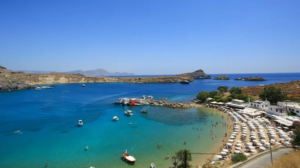 La playa y el puerto deportivo en la ciudad Lindos, Grecia — Foto de Stock
