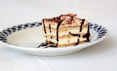 Tiramisu'nun beyaz tabakta servis edilen keki 