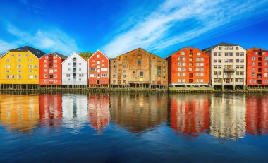 Trondheim, Norveç tarihi merkezinde Nidelva nehri boyunca yer alan eski ahşap binalar.