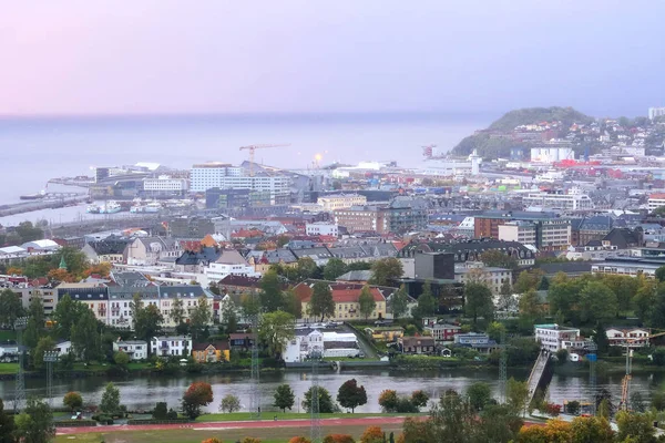 Neblig-regnerische Dämmerung in trondheim — Stockfoto