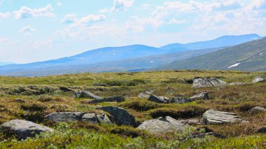 Norveç 'in Innerdalen kentindeki Kvikne Bruna' daki tepelerin ve dağların havadan görünüşü 