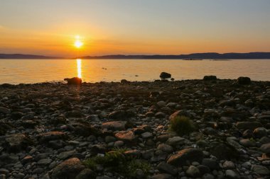 Norveç, Trondheim fiyortlarında yaz güneşinin renkli batışı 