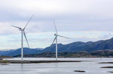 Bjugn bölgesindeki Norveç kıyısı boyunca rüzgar jeneratörleri 
