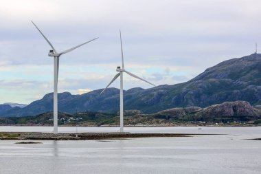 Norveç, Bjugn ıssızlığında Norveç kıyı şeridi boyunca duran rüzgar jeneratörleri 