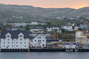Roervik Norveç 07 / 18 / 2020 Küçük Norveç kasabası Roervik yazın gün batımında 