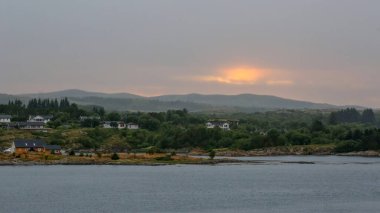 Norveç 'in Roervik kasabası yakınlarındaki Elvaasen köyünde gece yarısı güneşi 