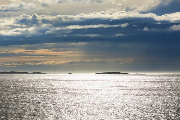 ノルウェーの海岸 ノルウェーの海の嵐の夕日 — ストック写真
