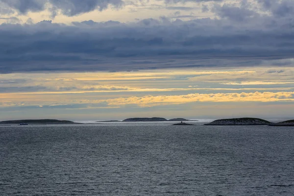 ノルウェーの海岸 町の近くのノルウェーの海での日没 Sandviksberget — ストック写真