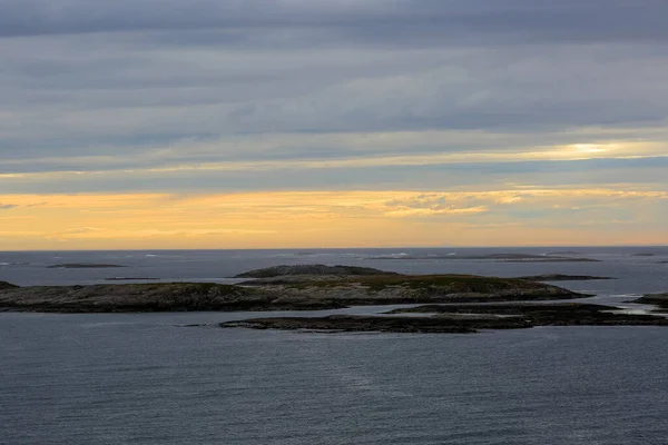 ノルウェーの海岸線 ノルウェーの海の日没 — ストック写真