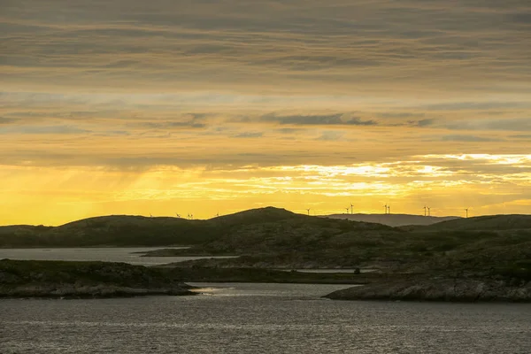 ノルウェーの海岸線 ノルウェー海の海岸沿いに立つ風力発電機 ヴィクナ地区 — ストック写真