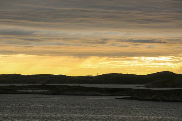 ノルウェーの海岸線 ヴィクナ地区の海岸沿いに立つ風力発電機 — ストック写真