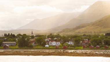 Küçük Norveç kasabası yazın günbatımında 