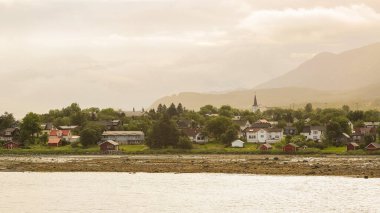 Küçük Norveç kasabası yazın günbatımında 