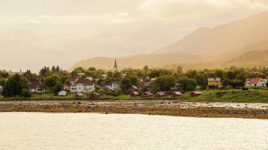 Küçük Norveç kasabası yazın günbatımında 