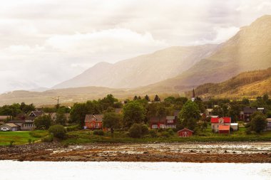 Küçük Norveç kasabası yazın günbatımında 