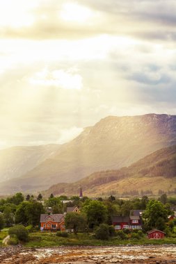 Küçük Norveç kasabası Nesna yazın günbatımında güneş ışığıyla parıldıyor 