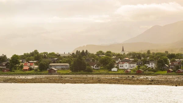 Küçük Norveç kasabası yazın günbatımında 