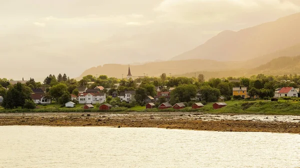 Küçük Norveç kasabası yazın günbatımında 