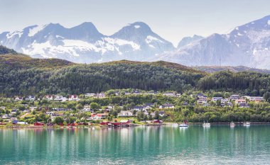 Norveç kıyıları, kasabanın manzarası Yolcu gemisinden Oernes 