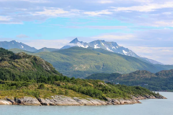 ノルウェーのRoedoey自治体に位置するVestre Svartisen山 — ストック写真