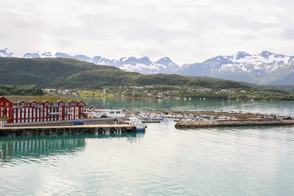 Norské Pobřeží Pohled Město Oernes Výletní Lodi — Stock fotografie