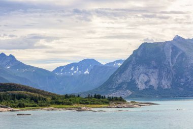 Norveç kıyıları, Oernes bölgesindeki dağların manzarası. 