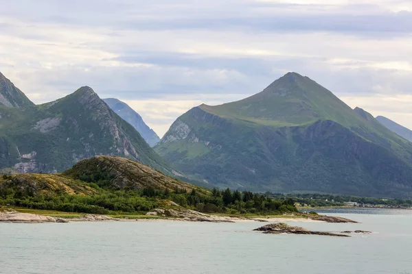 ノルウェーの海岸 エルネス地区の山々の眺め — ストック写真