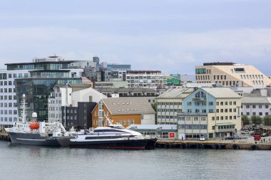 Norveç 'in Bodoe kentindeki fiyort boyunca daireleri olan binalar. 