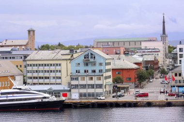 Gün batımında Norveç 'in Bodoe kasabasının şehir sınırı 