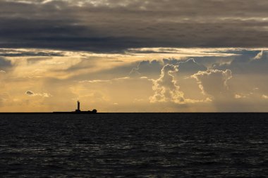 Rigas körfezinde, mangalsala ışıklı, renkli fırtınalı gün batımı. 