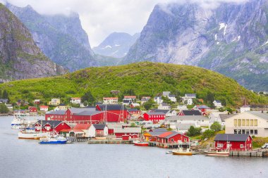 Lofoten adaları, köy manzarası, popüler turistik ve balıkçılık alanları. 