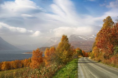 Gjevilvatnet Gölü 'nde Hint yazı, popüler turistik bölge. 