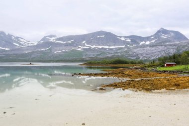 Norveçli fiyort Indrefjorden ve Moeysalen Ulusal Parkı 'nın manzarası suya yansıyor. 
