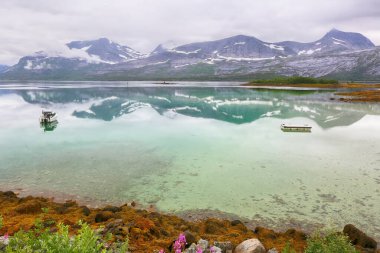 Norveç fiyort manzarası Indrefjorden ve Moeysalen Ulusal Parkı sisli yaz gününde 