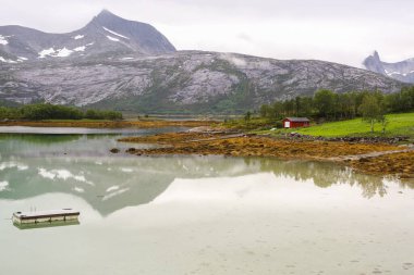 Norveç fiyort manzarası Indrefjorden ve Moeysalen Ulusal Parkı sisli yaz gününde 