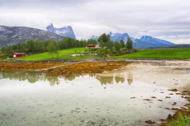 Yaz sisli gününde Indrefjord ve Moeysalen Milli Parkı 