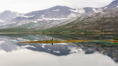 Norveç fiyort Indrefjorden ve Moeysalen Milli Parkı manzarası 