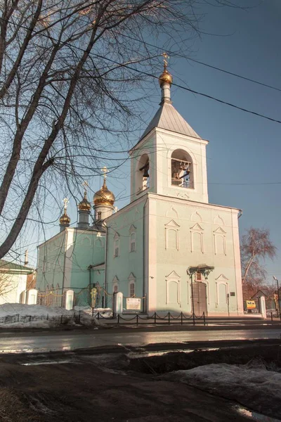 Eski köylü altın kilise güneşin
