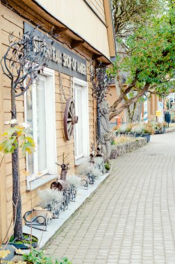 Güzel bina, Doğa Sonbahar kartı yakınındaki kaldırım