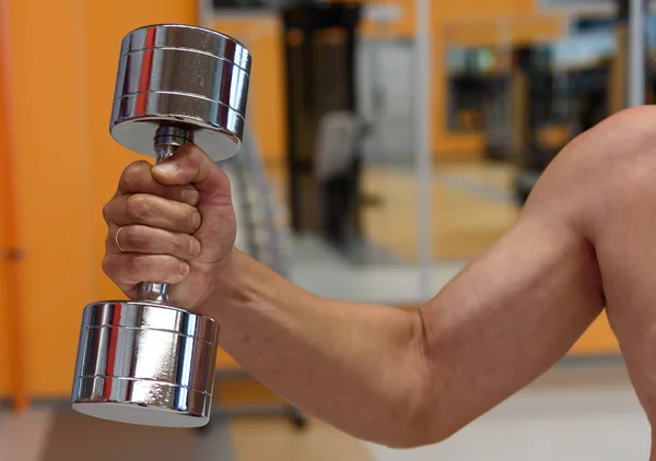 Braço Musculoso Segura Halteres Ginásio Equipamento Para Uma Sala Esportes — Fotografia de Stock