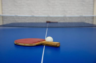 Tenis raketi masaya pinpon topu ile