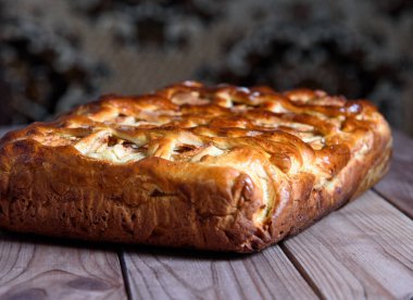 Elmalı turta doğal ahşap zemin üzerine taze pişmiş