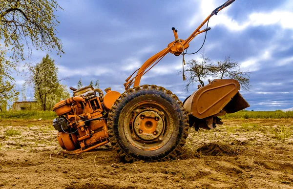 Küçük el traktör, motoblock, toprak pulluk. Mavi gökyüzü arka planı. Kavram tarım ve sanayi