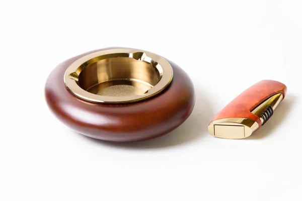 Şık zarif küllük ve çakmak beyaz bir arka plan üzerinde