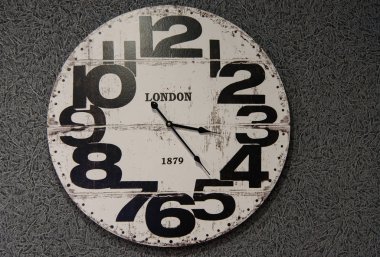 Gri bir arka planda vintage saat eski duvar saati.