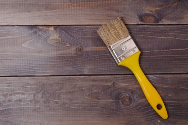 Eski gri masanın üzerine çizmek için fırça